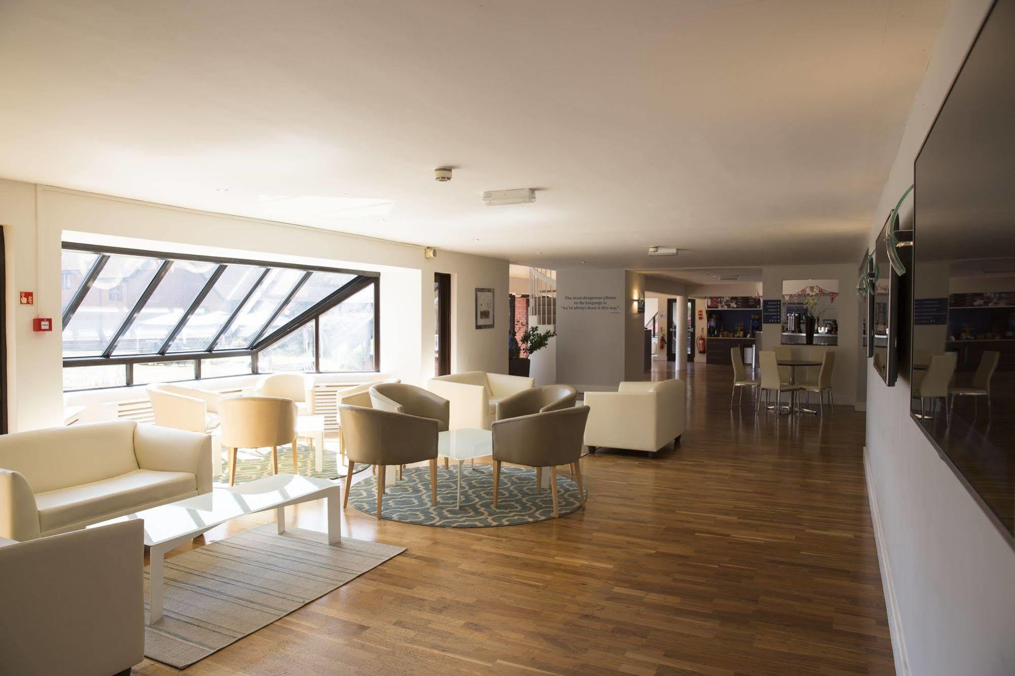 Hotel Cim Business Centre Maidenhead Exterior foto